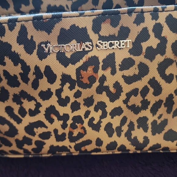 Victoria's Secret Leopard Printed Wristlet - Picture 2 of 12